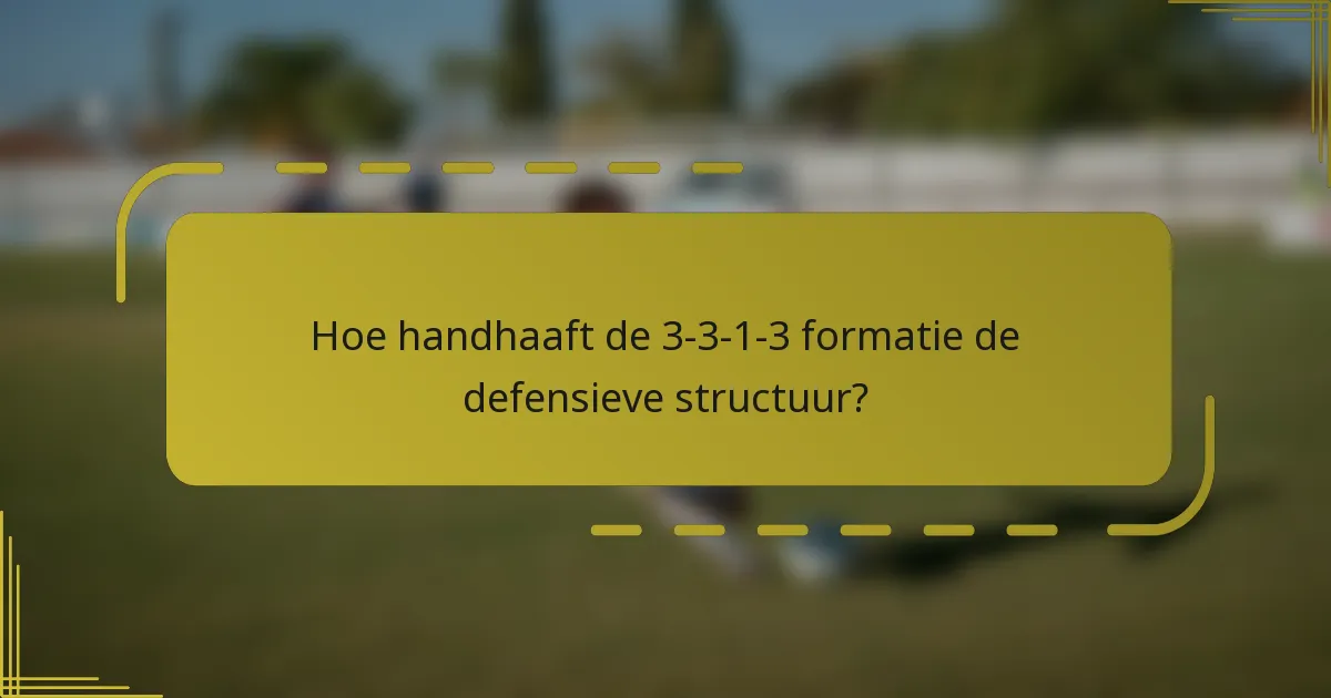 Hoe handhaaft de 3-3-1-3 formatie de defensieve structuur?